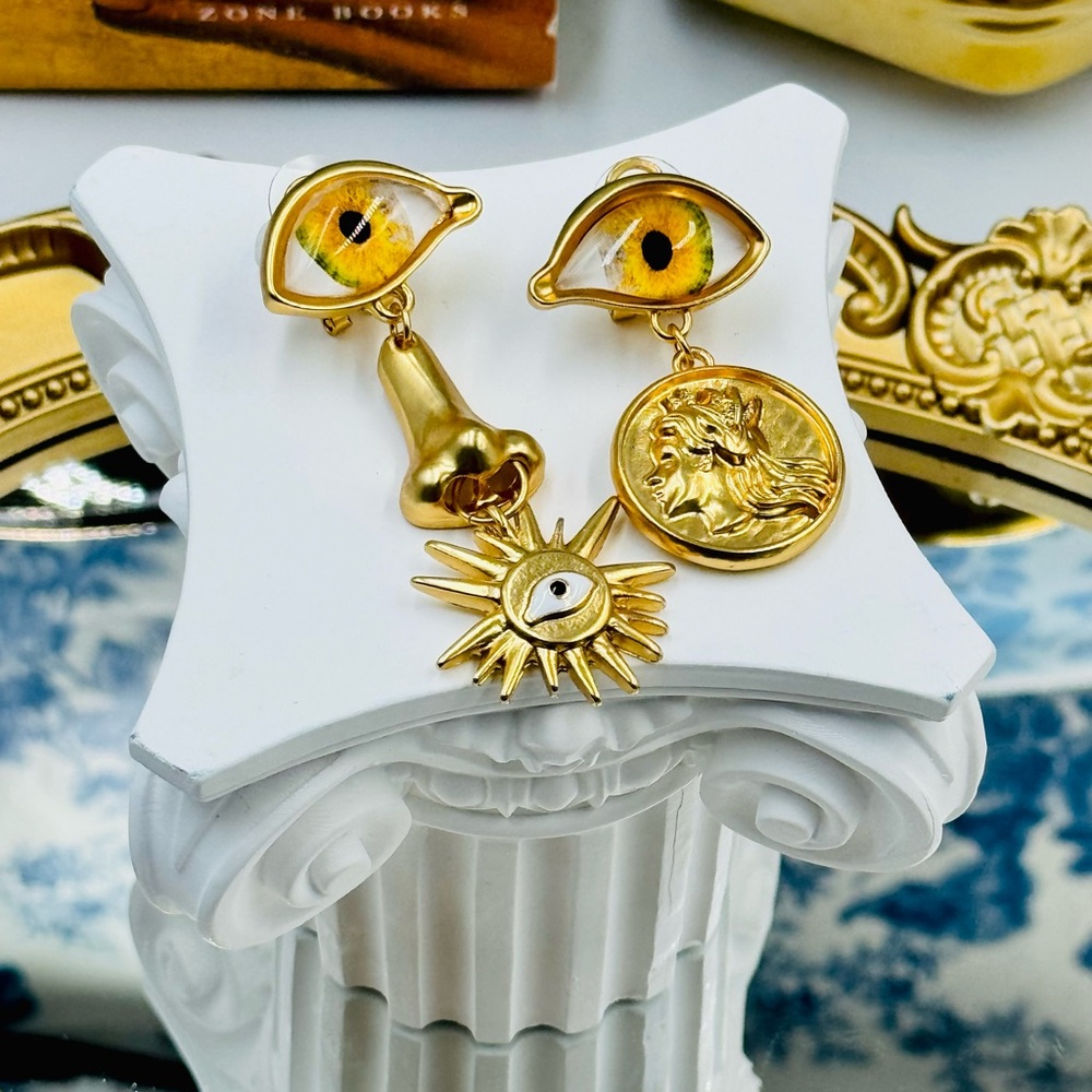 🆕 SCHIAPARELLI for V&A Museum 🧿 NWOT Surrealist Charm Earrings - Yellow Eye